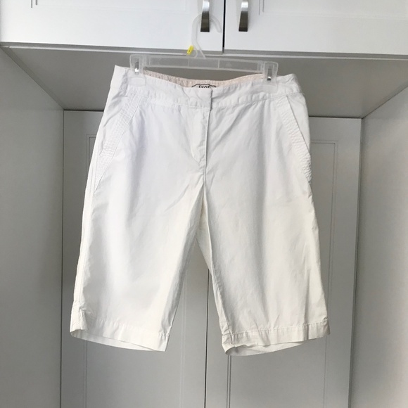 Izod Women’s White Bermuda Shorts 98% Cotton Size 6 - Picture 1 of 6